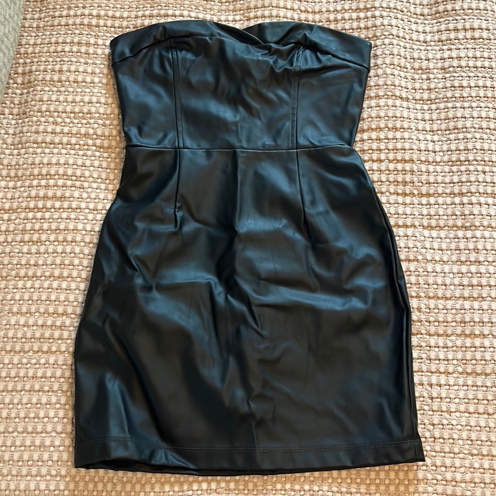NWT BCBGeneration Size 4 Black Strapless Dress